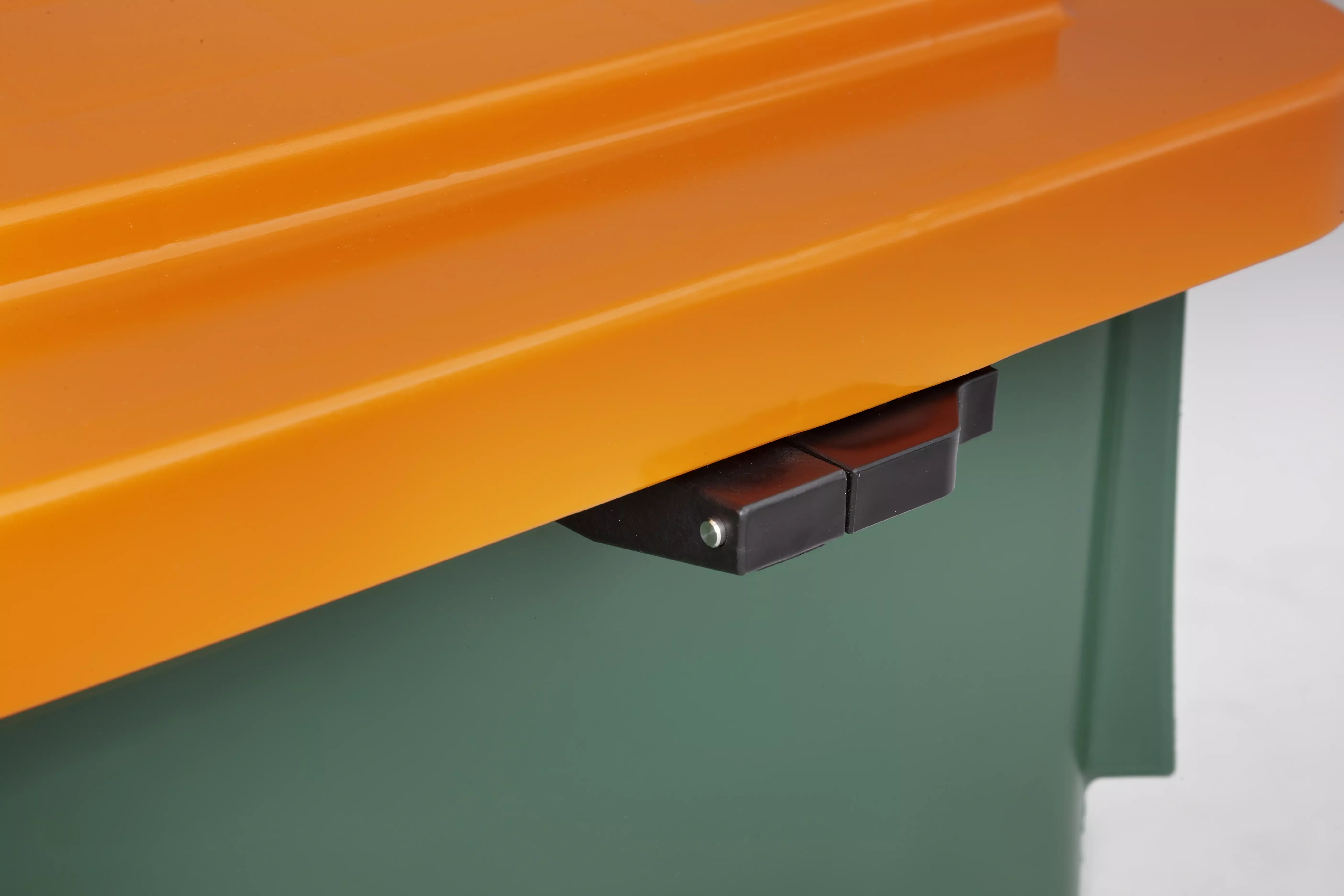 Streugutbehälter, HDPE grün/orange 210 Liter, vorgebohrt für Scharniere mit verzinkten Leisten -- VE 5 St.