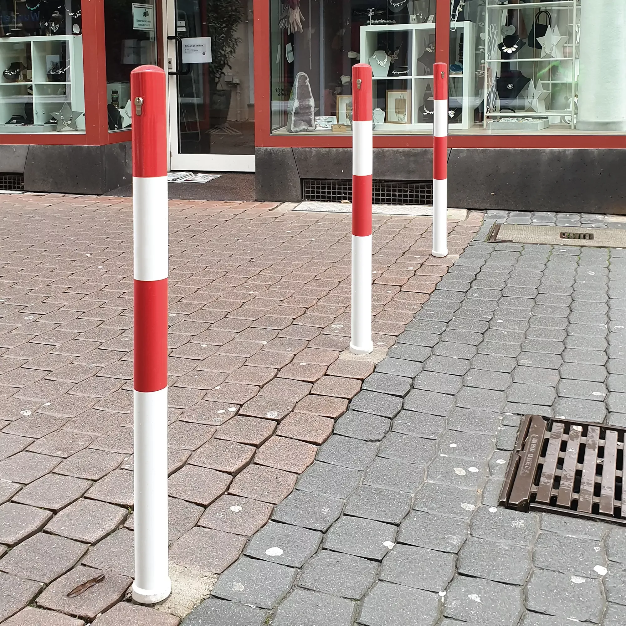 Sperrpfosten Parat A, Ø 60 x 1330 mm, aus Stahl, rot-weiß lackiert, herausnehmbar mit Zylinderschloss, gleichschließend, zum Einbetonieren, Öse rechts