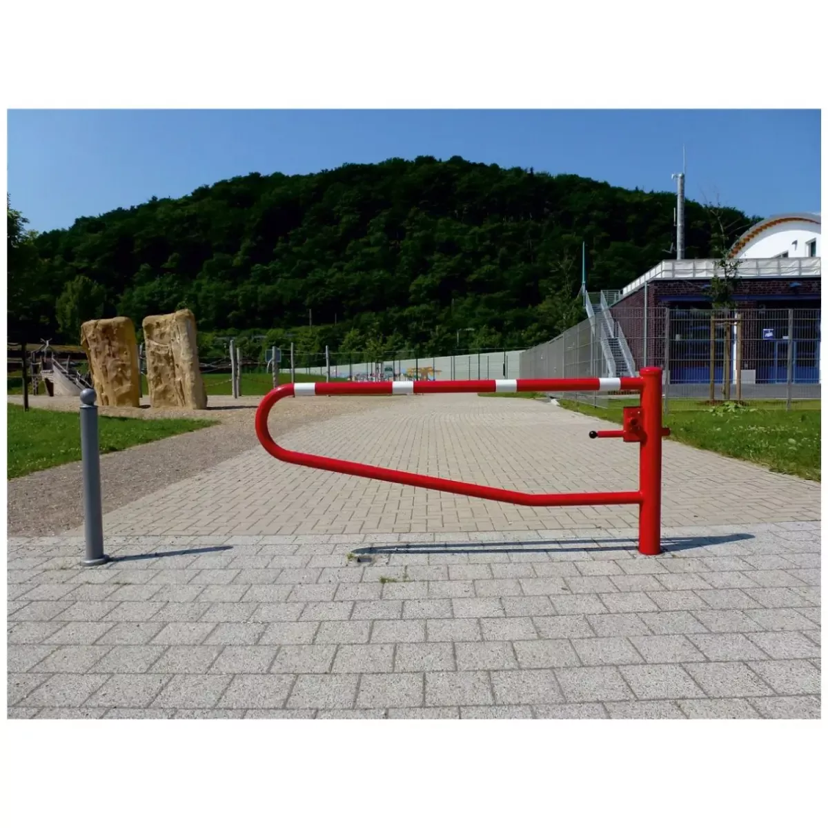 Schranken Gatterschranke drehbar, 1,50 m, mit Profilzylinder, verzinkt, rot-weiß Bild 1 von 5 für Straßenausstattung